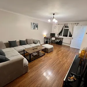 Apartment Entire 3 Bedroom End Of Terrace House!, Thamesmead (Greater London)