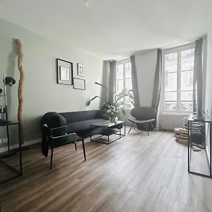 https://superbe-appartement-design-canal-saint-martin.fr-paris.fr